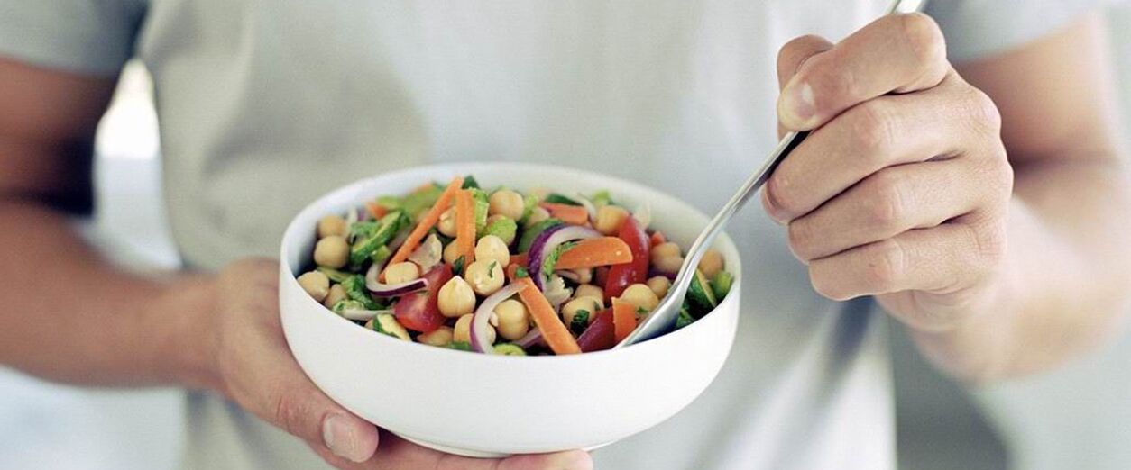 Muž jí potraviny, které jsou dobré pro potenci