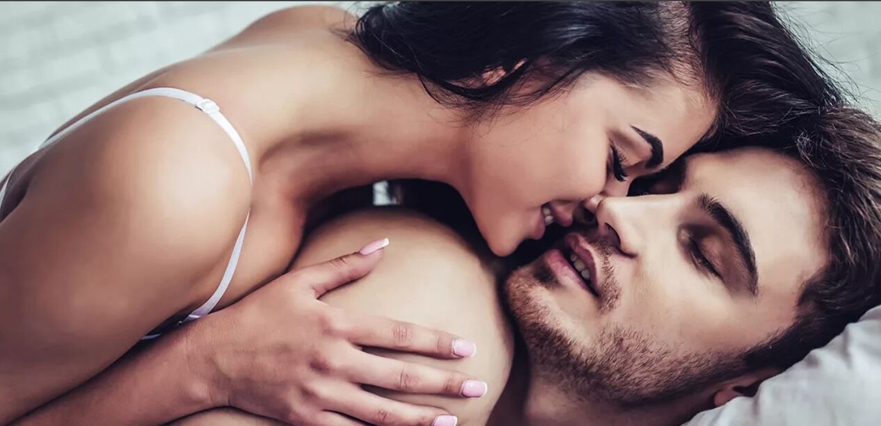 Dívka stimuluje G-bod svého muže